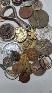 Stort lot pins og medaljer