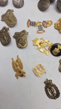 Samling militære regiments mærker mm.