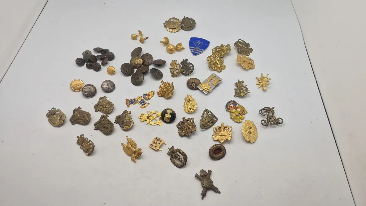 Samling militære regiments mærker mm.