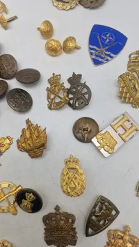 Samling militære regiments mærker mm.