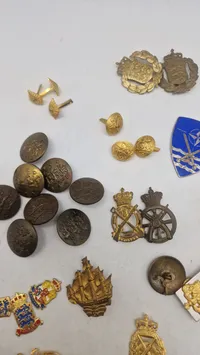Samling militære regiments mærker mm.