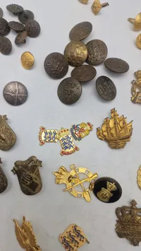 Samling militære regiments mærker mm.