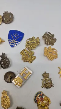 Samling militære regiments mærker mm.