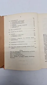 Samling lærebøger, feltinstruktioner mm.
