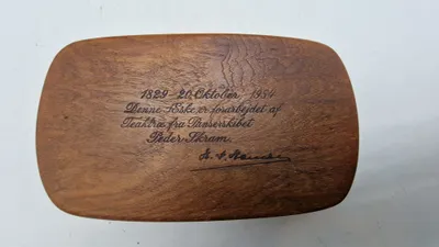 Original æske lavet af træ fra panserskibet “Peder Skram”