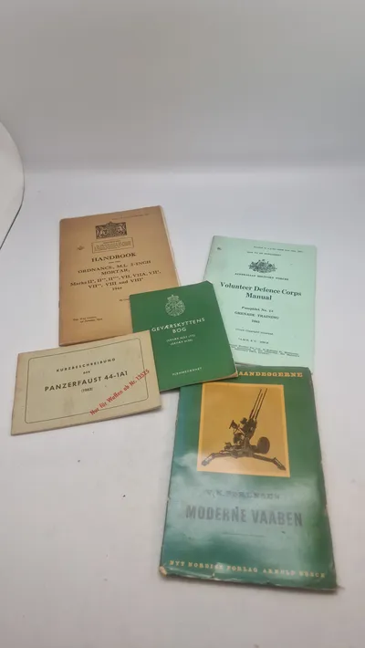 Samling militære lærebøger