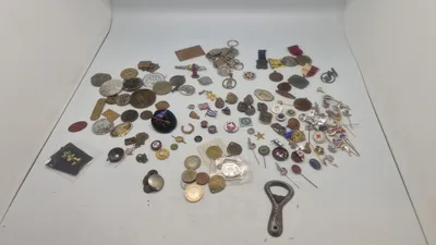 Samling pins mm.