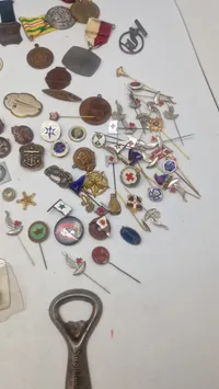 Samling pins mm.