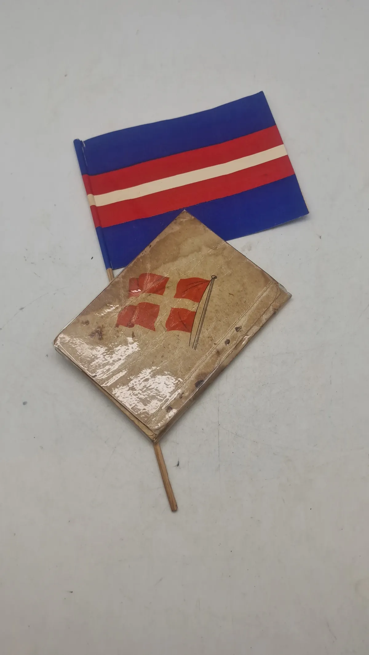 Original konge sangbog og papirsflag