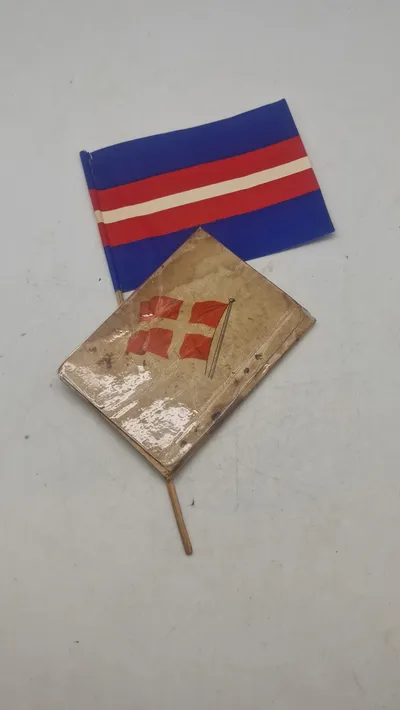 Original konge sangbog og papirsflag