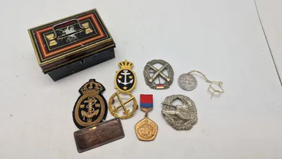 Lot diverse militære mærker og pengekasse