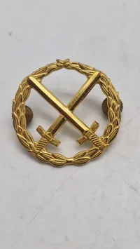 Lot diverse militære mærker og pengekasse
