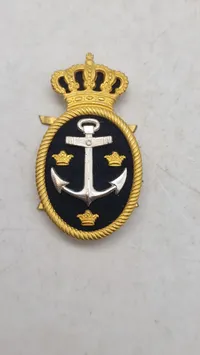 Lot diverse militære mærker og pengekasse