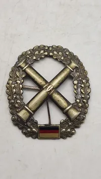 Lot diverse militære mærker og pengekasse