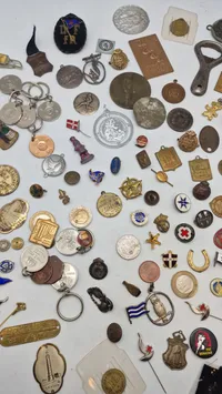 Kæmpe samling pins, medaljer mm.