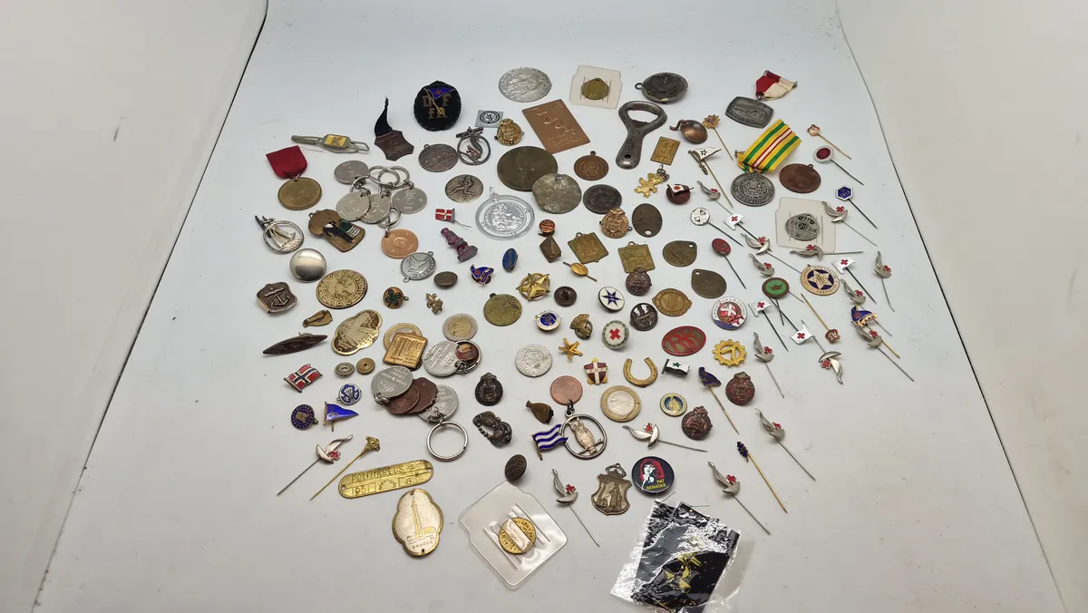 Kæmpe samling pins, medaljer mm.