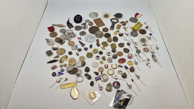 Kæmpe samling pins, medaljer mm.