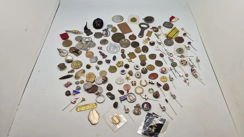 Kæmpe samling pins, medaljer mm.
