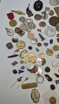 Kæmpe samling pins, medaljer mm.