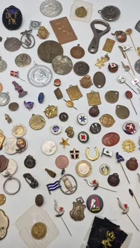 Kæmpe samling pins, medaljer mm.