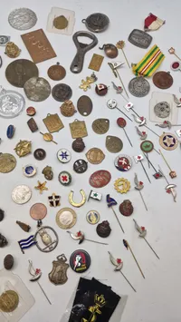 Kæmpe samling pins, medaljer mm.