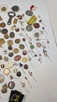 Kæmpe samling pins, medaljer mm.
