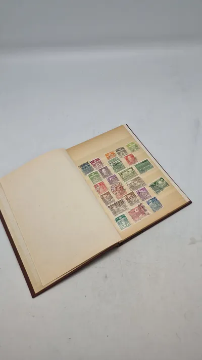 Samling frimærker i album