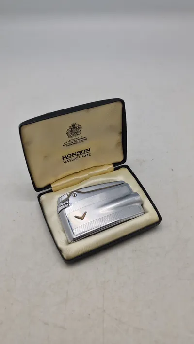 Ronson gas lighter med indlæg af guld