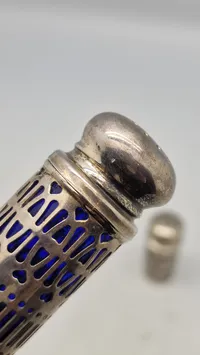 salt- og peberbøsser i koboltblåt glas med sølvbelagt metalgitter