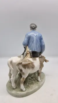 Dreng med to Kalve figur fra Royal Copenhagen, designet af Christian Thomsen