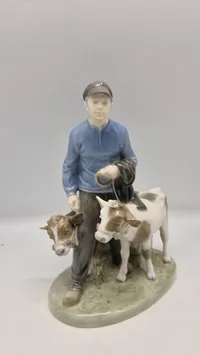 Dreng med to Kalve figur fra Royal Copenhagen, designet af Christian Thomsen