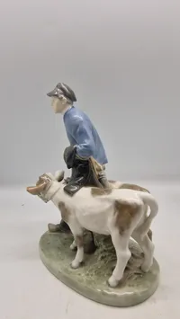 Dreng med to Kalve figur fra Royal Copenhagen, designet af Christian Thomsen