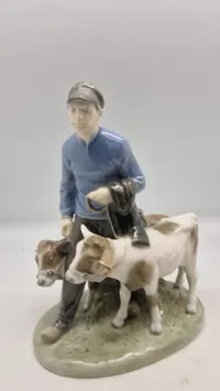 Dreng med to Kalve figur fra Royal Copenhagen, designet af Christian Thomsen