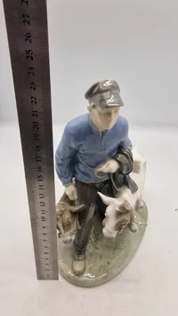 Dreng med to Kalve figur fra Royal Copenhagen, designet af Christian Thomsen