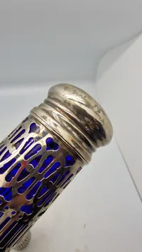 salt- og peberbøsser i koboltblåt glas med sølvbelagt metalgitter