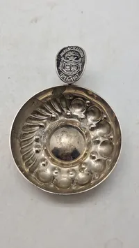 Original tastevin med teksten JOH SCHALBURG 1817-1967" (Familie til Christian Frederik Von Schalburg)