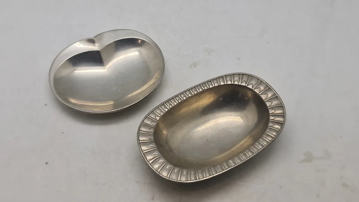 To originale Just tin skåle