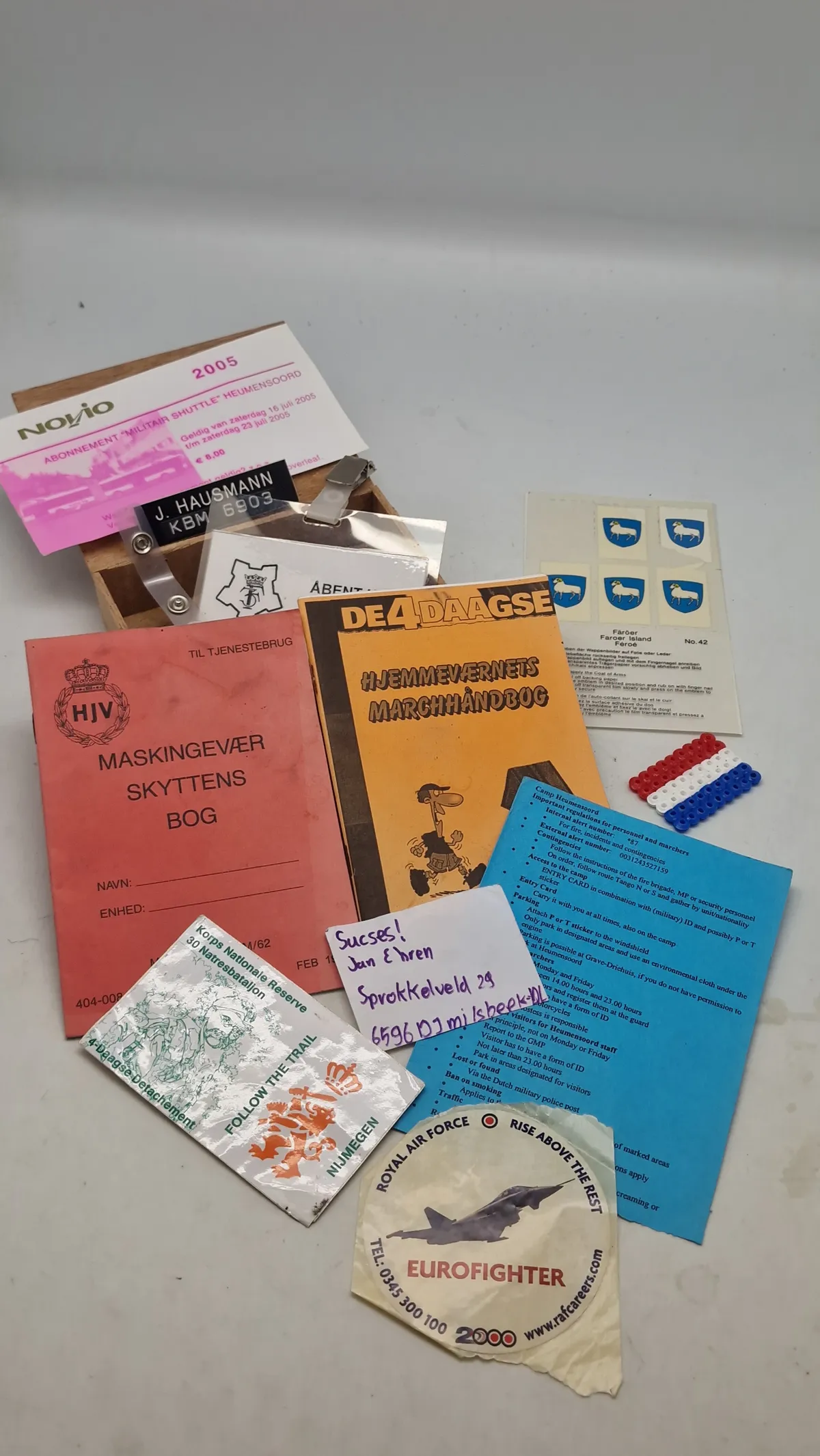 Lot diverse militaria hæfter, kort mm.