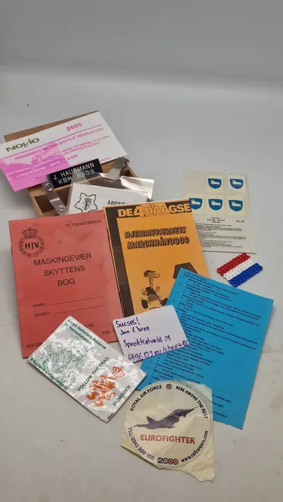 Lot diverse militaria hæfter, kort mm.