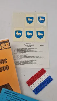 Lot diverse militaria hæfter, kort mm.