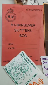 Lot diverse militaria hæfter, kort mm.