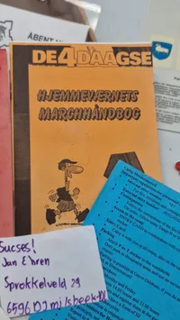 Lot diverse militaria hæfter, kort mm.