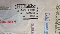 Unikt originalt klæde fra maj dagene 1945 med skitser til hvordan de syes