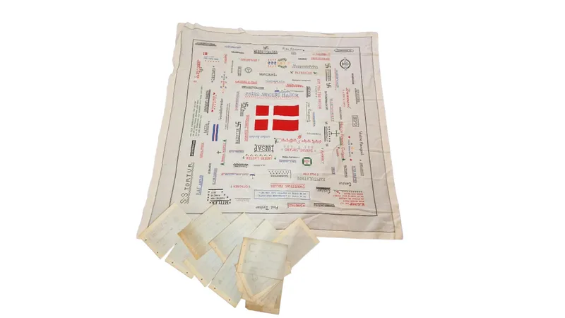 Unikt originalt klæde fra maj dagene 1945 med skitser til hvordan de syes