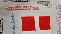 Unikt originalt klæde fra maj dagene 1945 med skitser til hvordan de syes