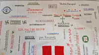 Unikt originalt klæde fra maj dagene 1945 med skitser til hvordan de syes