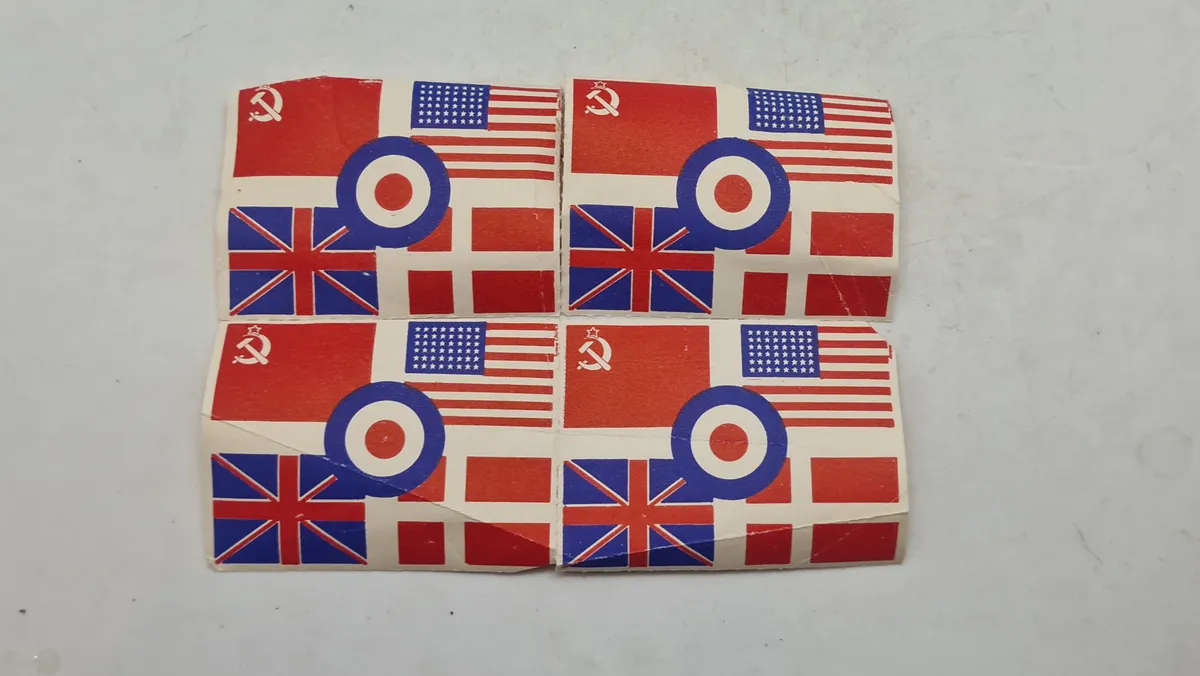 Samling originale klistermærker fra majdagene 1945