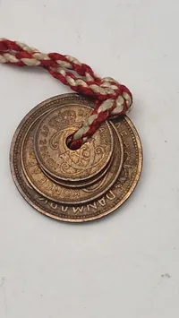 Originalt smykke lavet af Mønter fra 1940. En fem-øre, en to-øre og
to en-ører. Det markerer datoen 9-4-1940