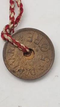 Originalt smykke lavet af Mønter fra 1940. En fem-øre, en to-øre og
to en-ører. Det markerer datoen 9-4-1940