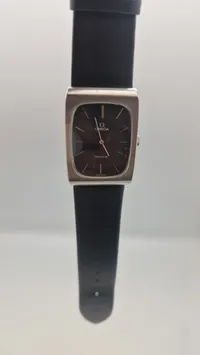 Originalt Omega Genève Tank manuelt optræk ur med sort urskive, holder tiden perfekt
